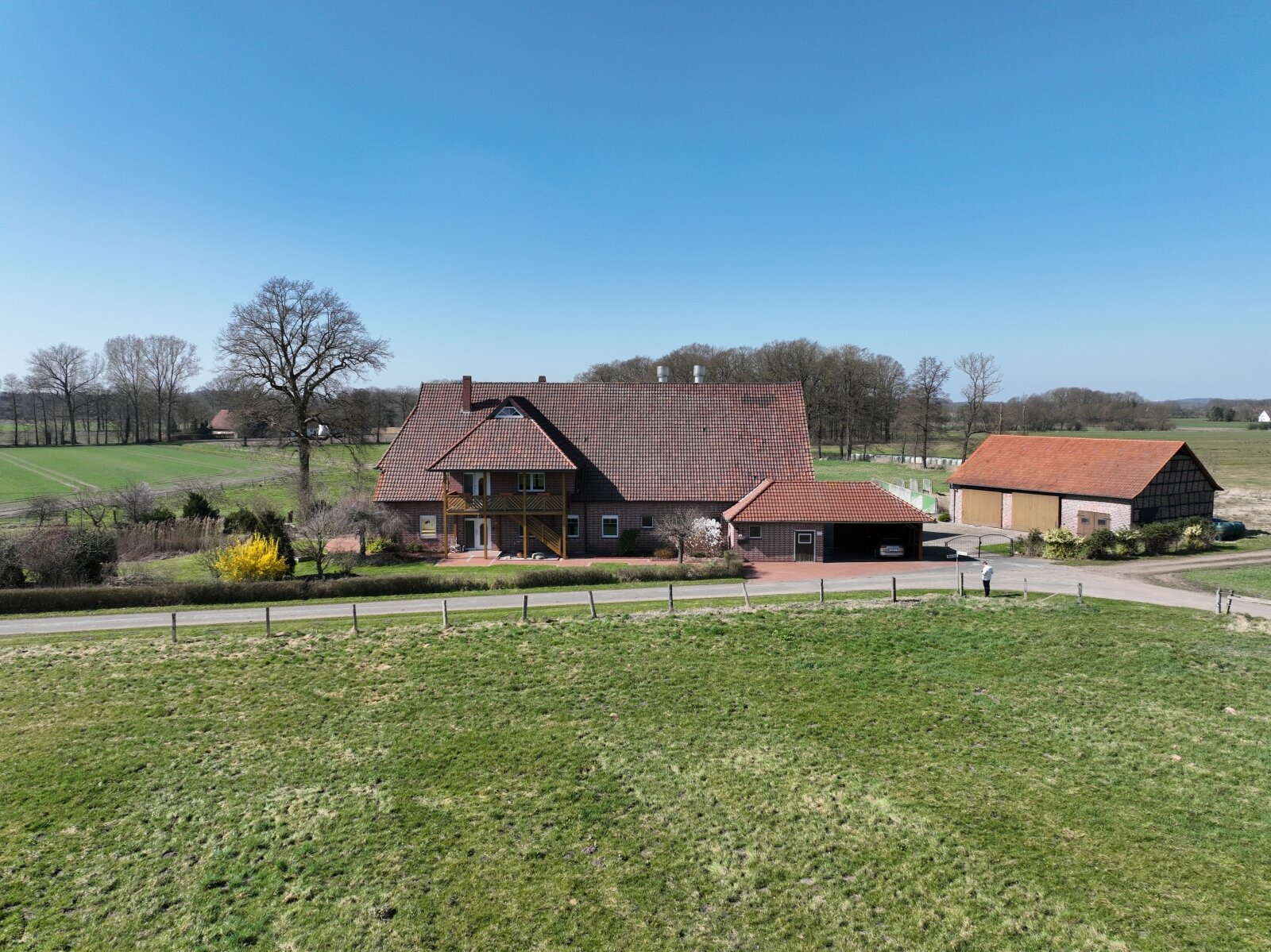 **** Ein Anwesen mit außergewöhnlichem Potenzial – Hofstelle mit Teich, Stallungen und ca. 40.000 m² Grundstück in idyllischer Alleinlage 